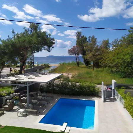 Divine Luxury טורוני